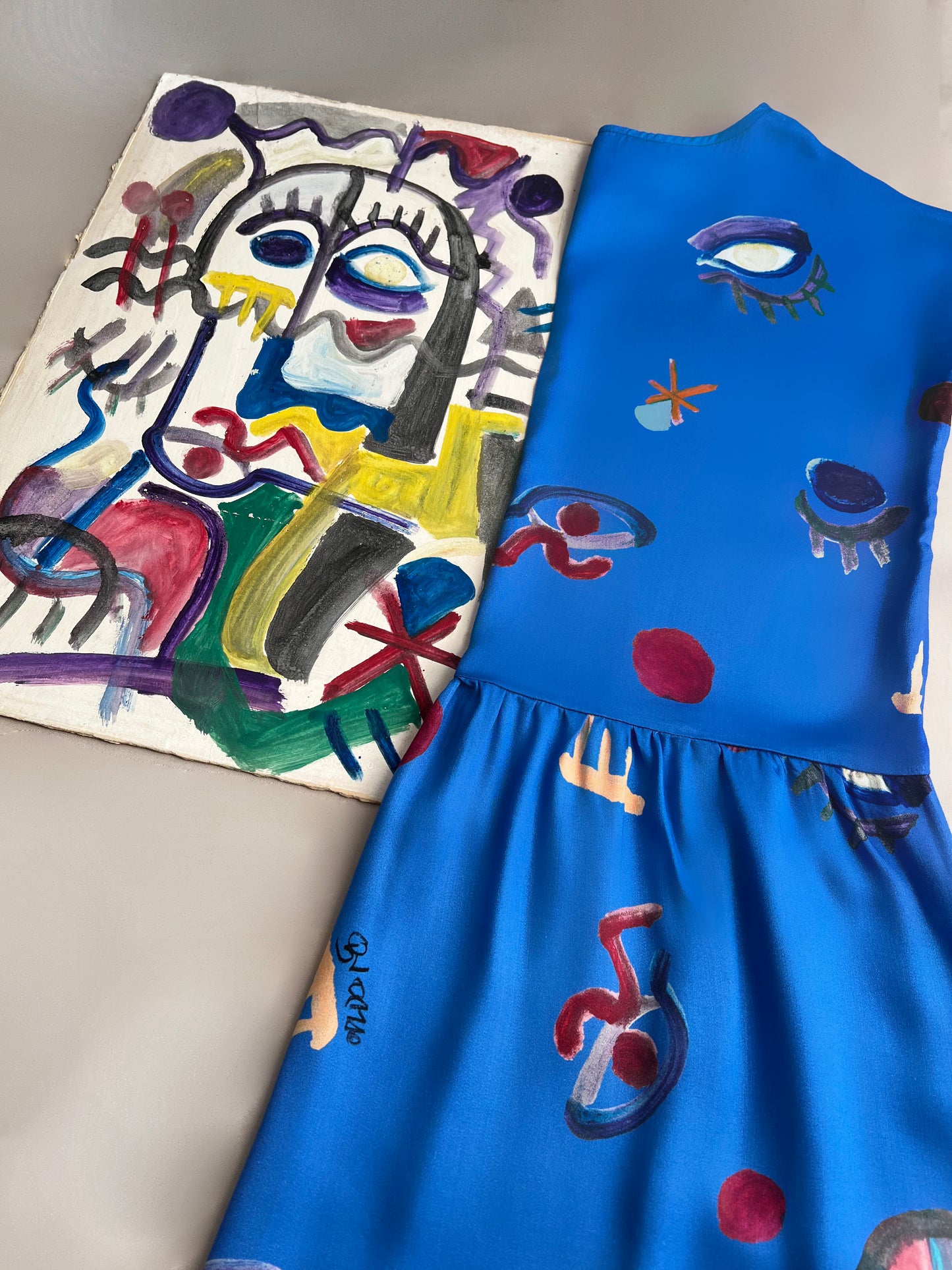 Vestito grembiule bluette con stampe artistiche