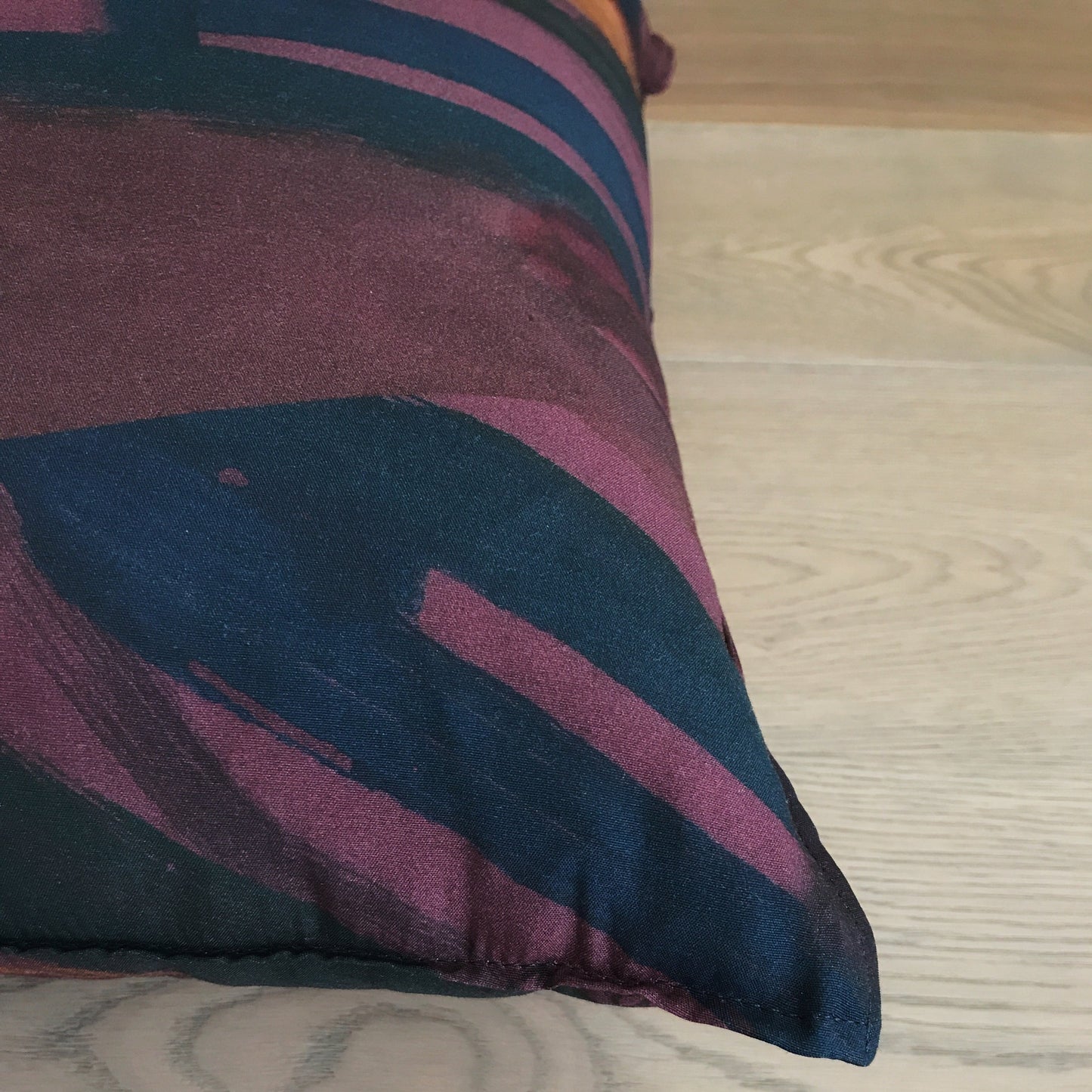 §Cuscino con stampa artistica astratta