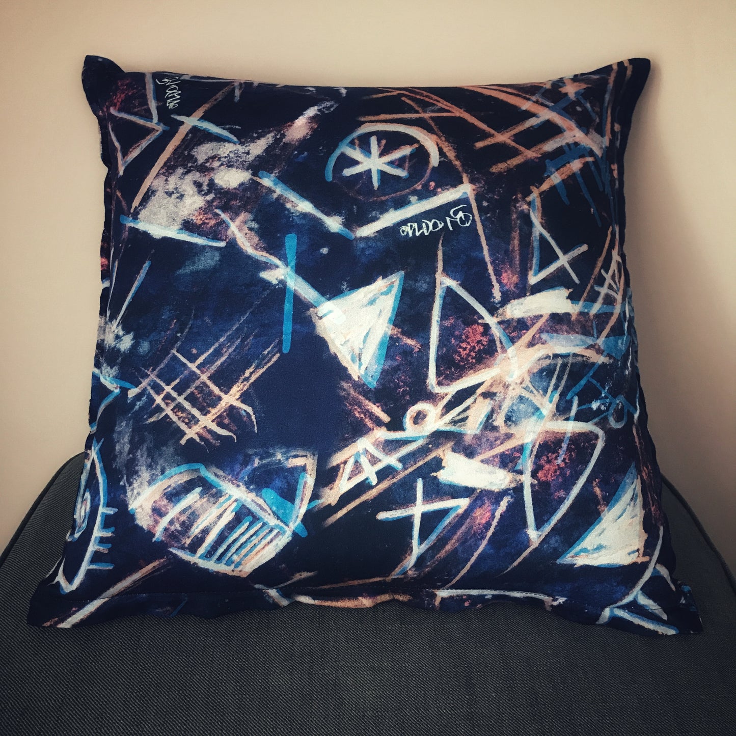 §Cuscino con stampa artistica blu oltremare