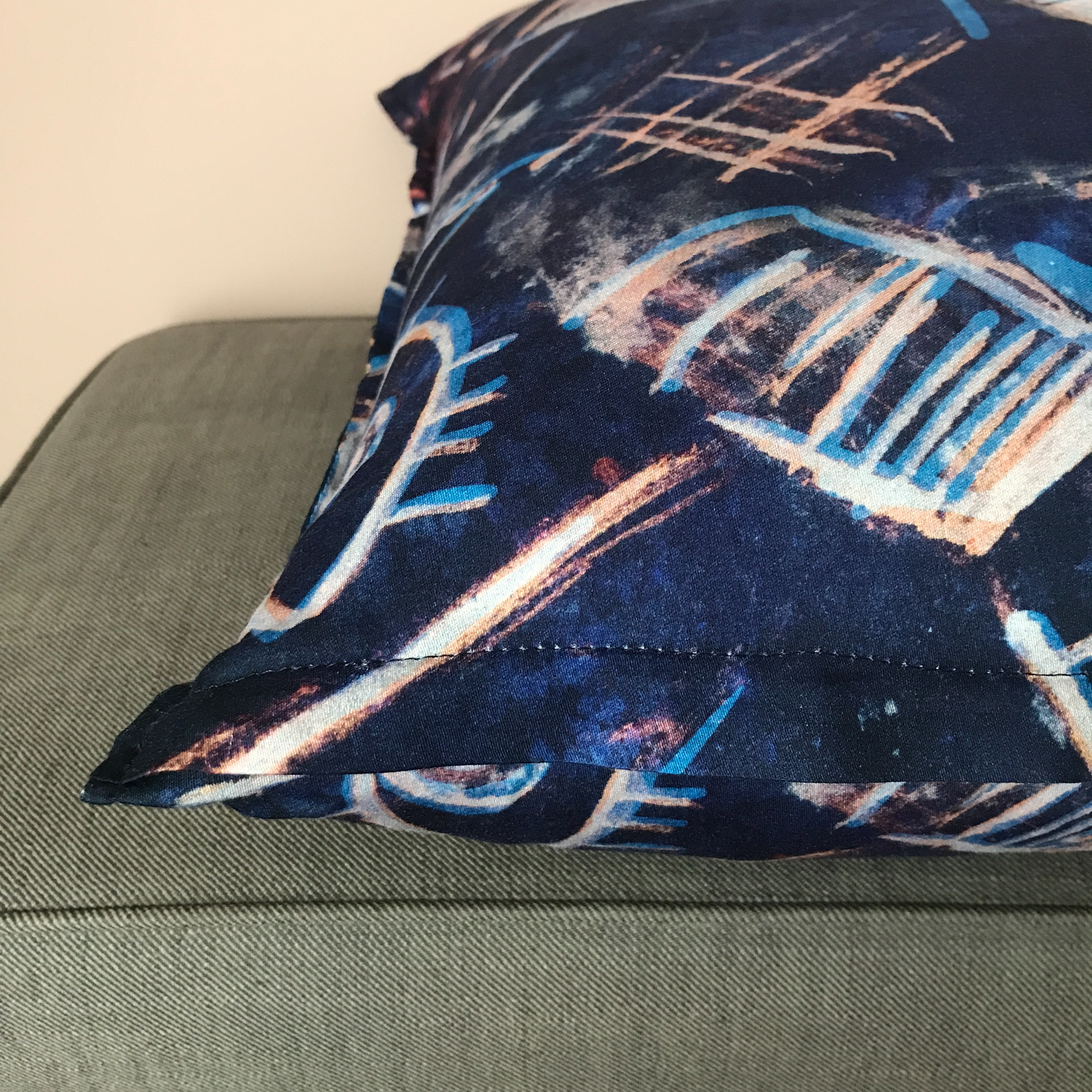 §Cuscino con stampa artistica blu oltremare