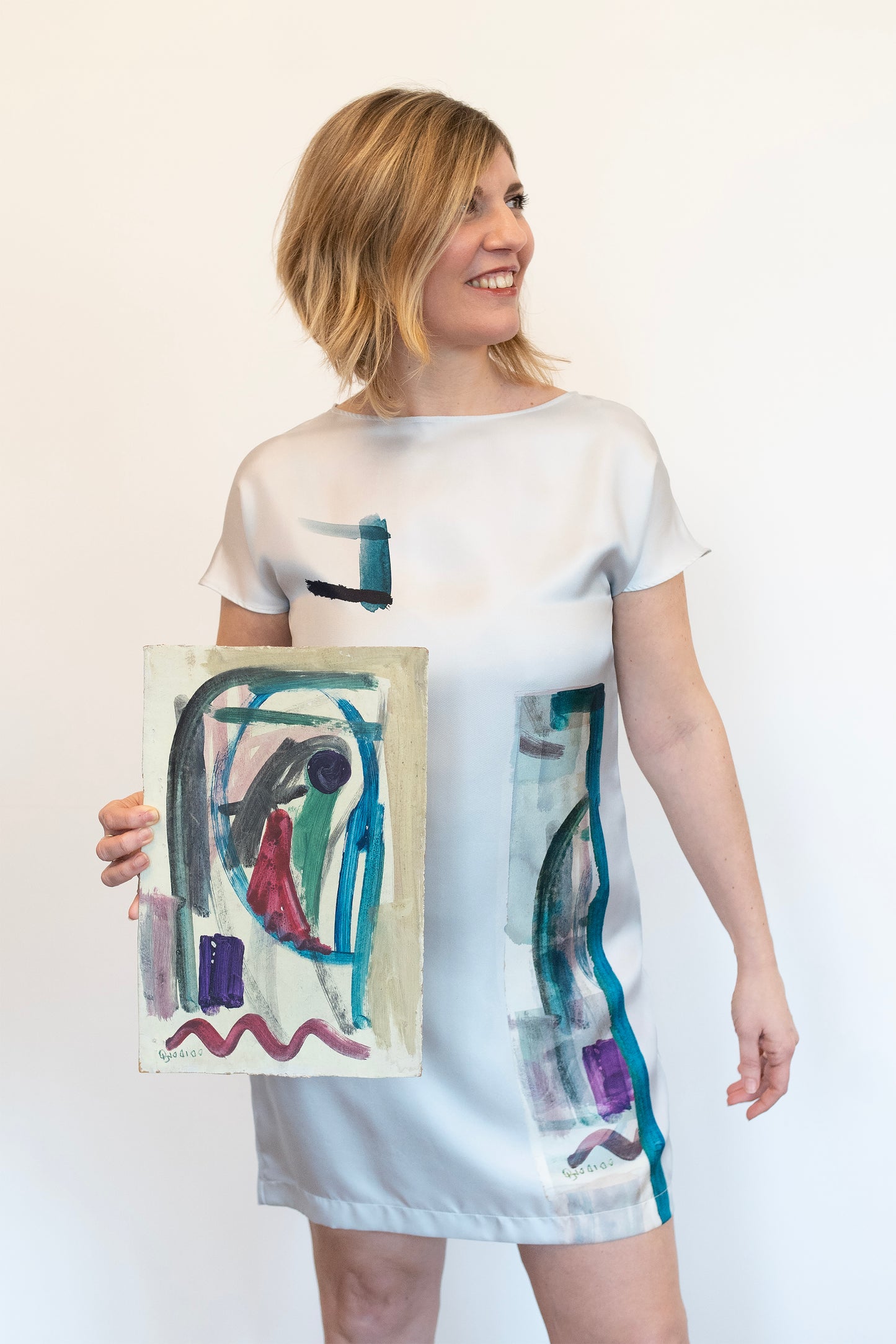 Vestito midi color grigio perla con stampa artistica